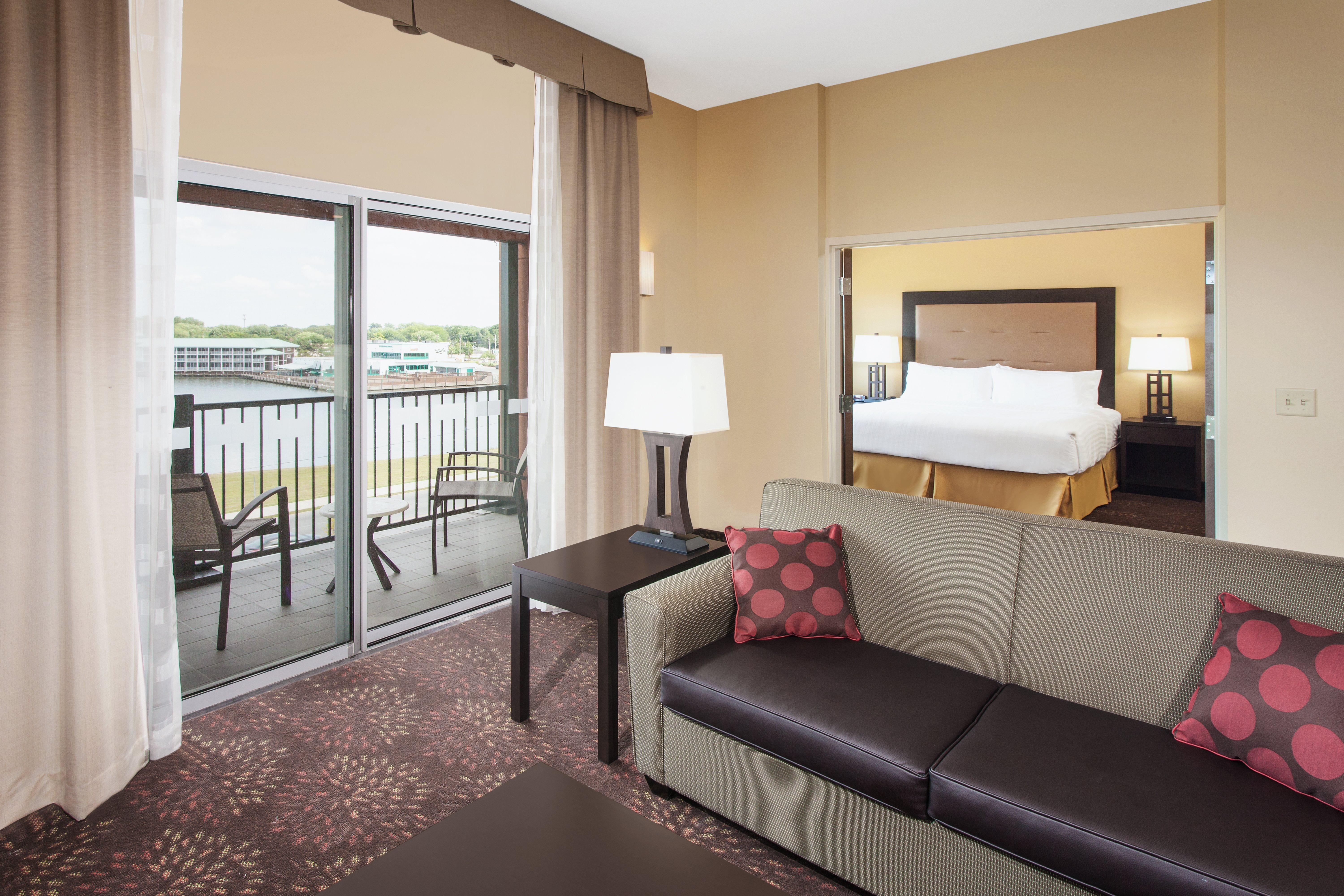 Holiday Inn Express & Suites Sandusky By Ihg Exterior photo